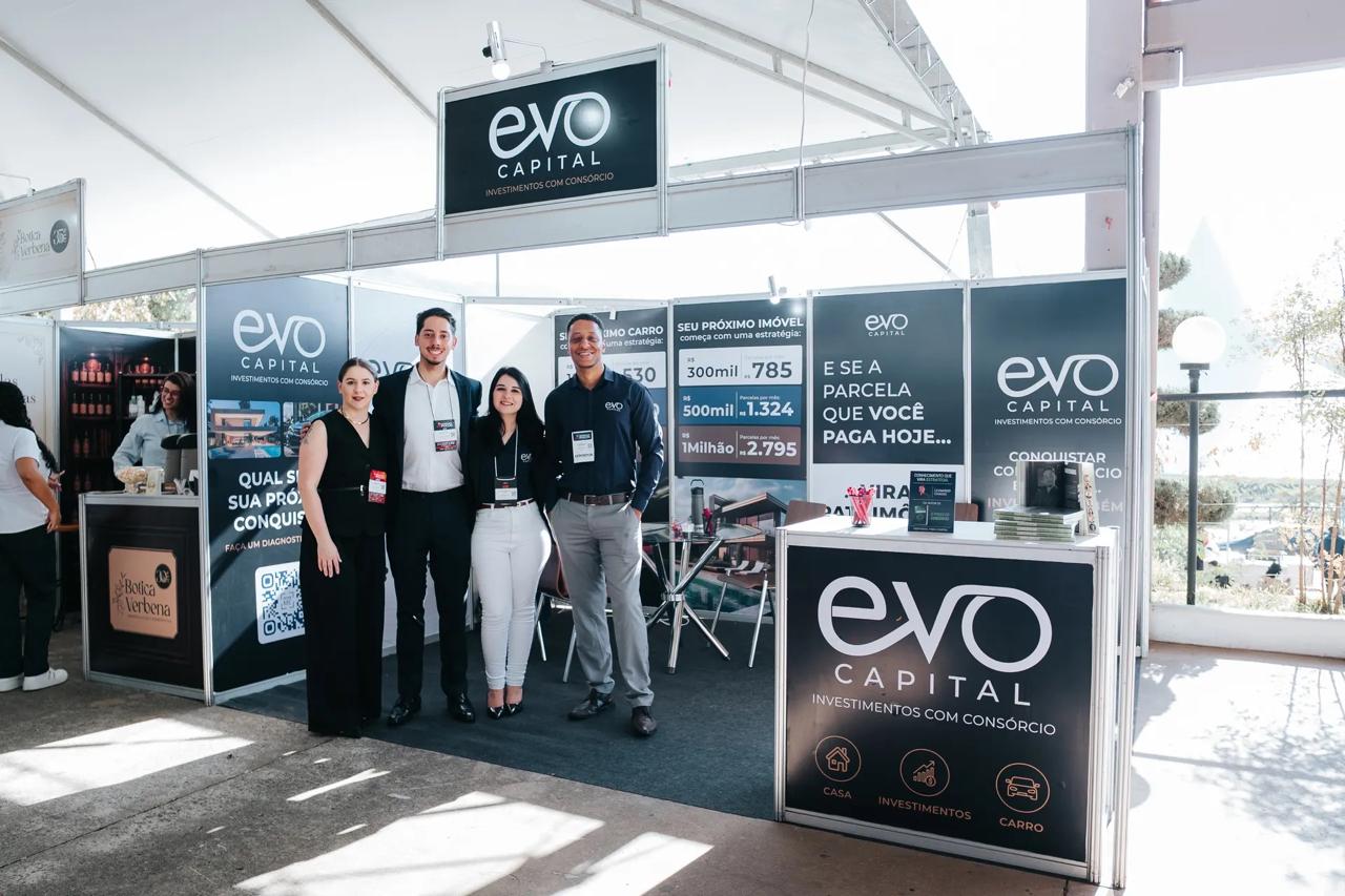 Equipe da EVO Capital reunida no estande do Empreende Poços 2026