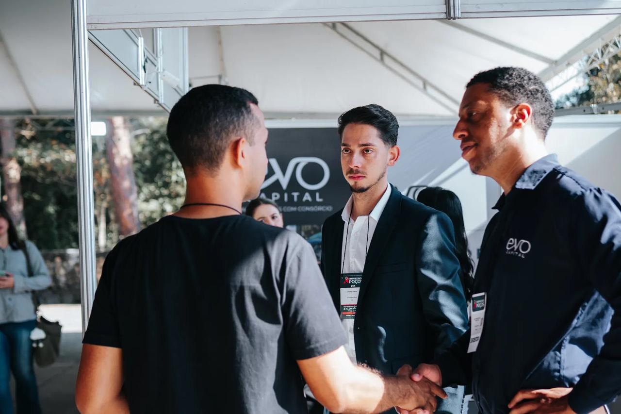 Equipe da EVO Capital recebendo visitantes no estande do evento