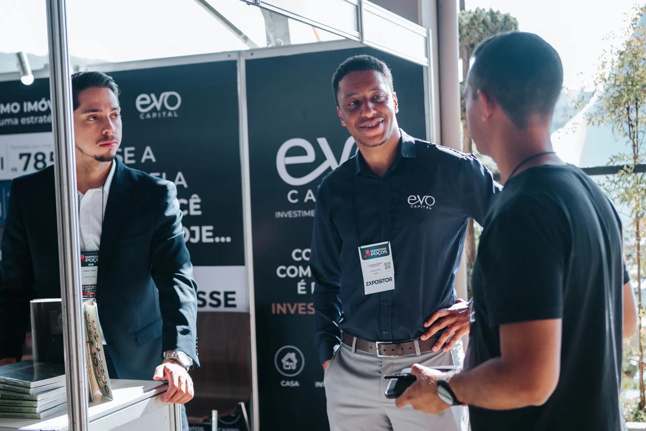 Equipe da EVO Capital conversando com visitantes credenciados como expositor