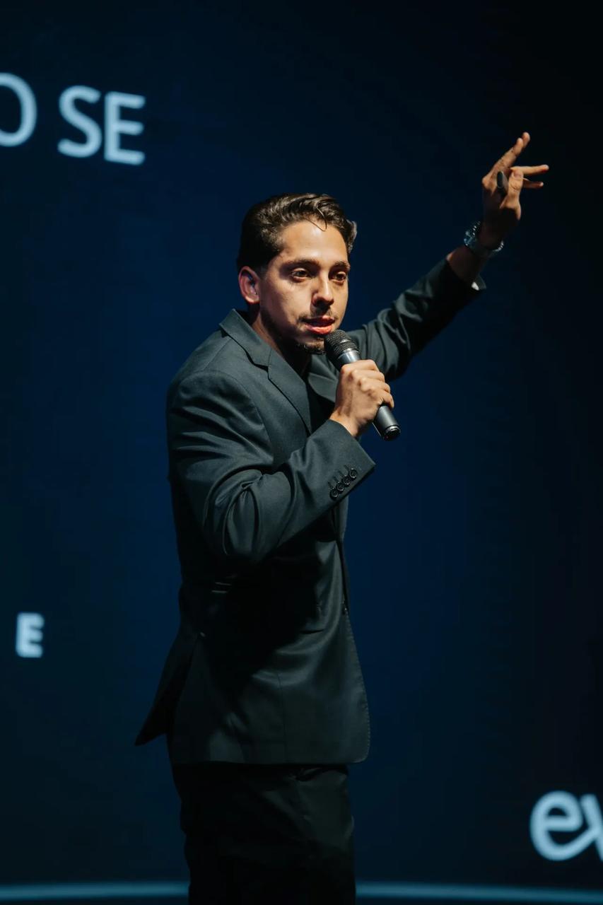 Leonardo Chagas gesticulando durante palestra no Empreende Poços 2026